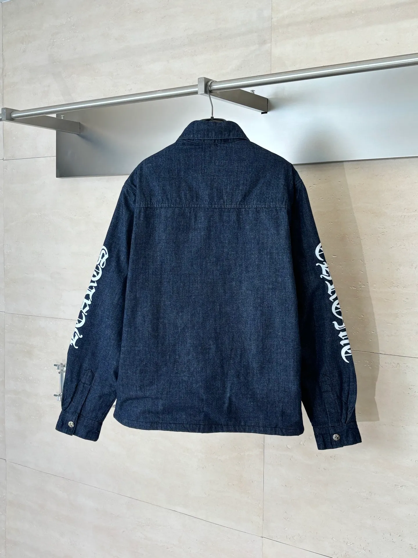 P650 Chrome Hearts*/Chrome Hearts 26 new denim shirts and cotton clothes. The original domestic spot purchase is 3.4W. The development cost is extremely high. The fabric is made of high-density pure cotton twill denim imported from Italy. It is washed and tested N times according to the original color. The jacquard lining requires a minimum order of 1,000 meters. The loss is huge. The quilting is made of Xinjiang cotton. It is thick and warm. The printing is based on the original version. It is printed with hand glue. The auxiliary material collar label is made of imported lambskin. Size: S/M/L